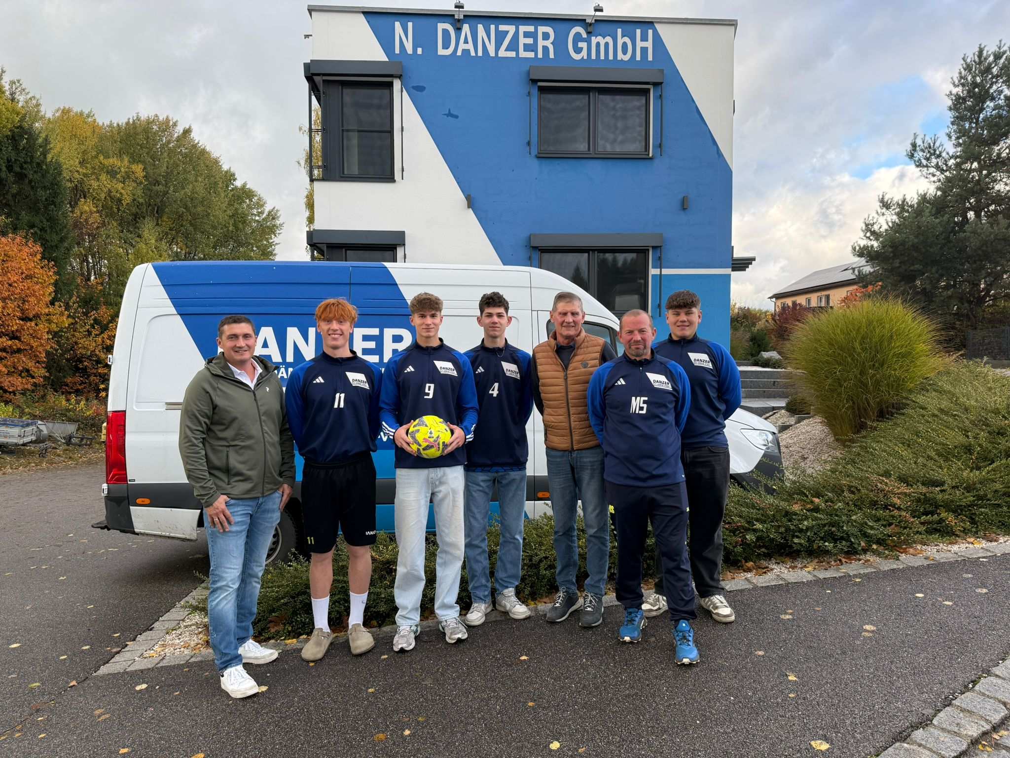 Bild:  Geschäftsführer Paukner Matthias, Esterbauer Maximilian, Jachmann Lukas, Kraft Kenjo, Geschäftsführer Norbert Danzer, A-Jugend-Trainer Manfred Scherle und Frankl Julian Spende der Fa. Norbert Danzer für die Fußball A Jugend