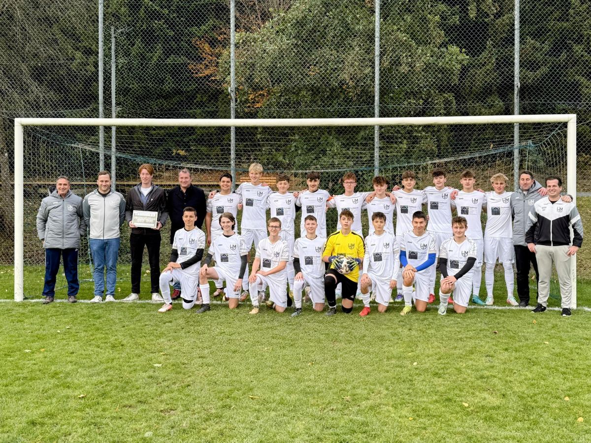 Neue Trikots für die B-Jugend der SG Mitterfels-Haselbach