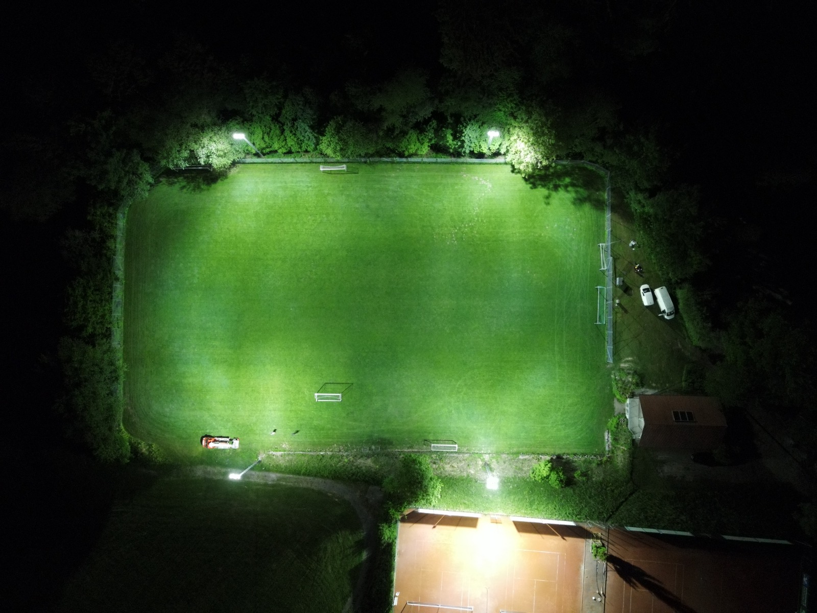 Neue LED Flutlichtanlage für Fußball und Tennis