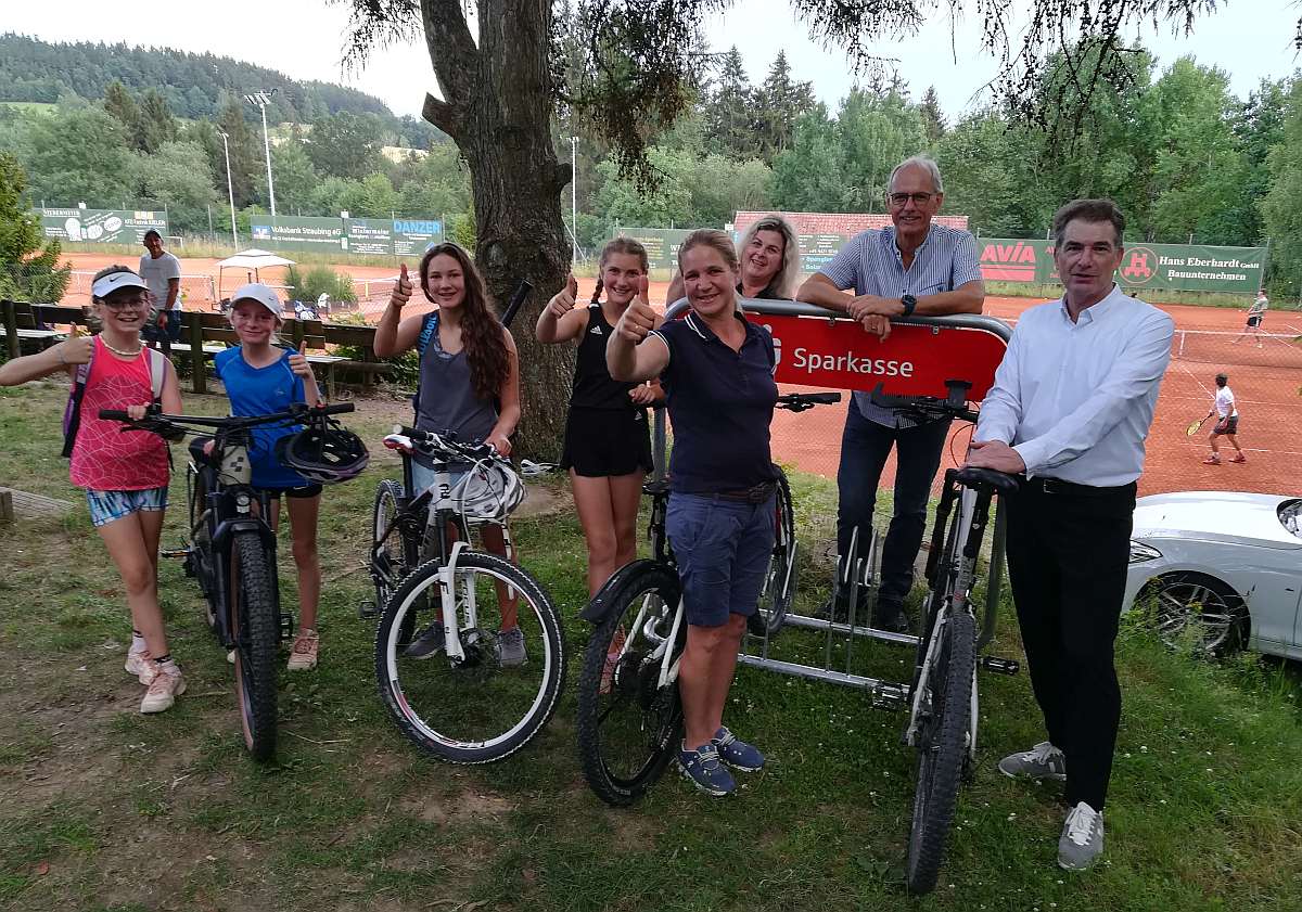 Fahrradständer der Sparkasse für die TSV-Tennisabteilung