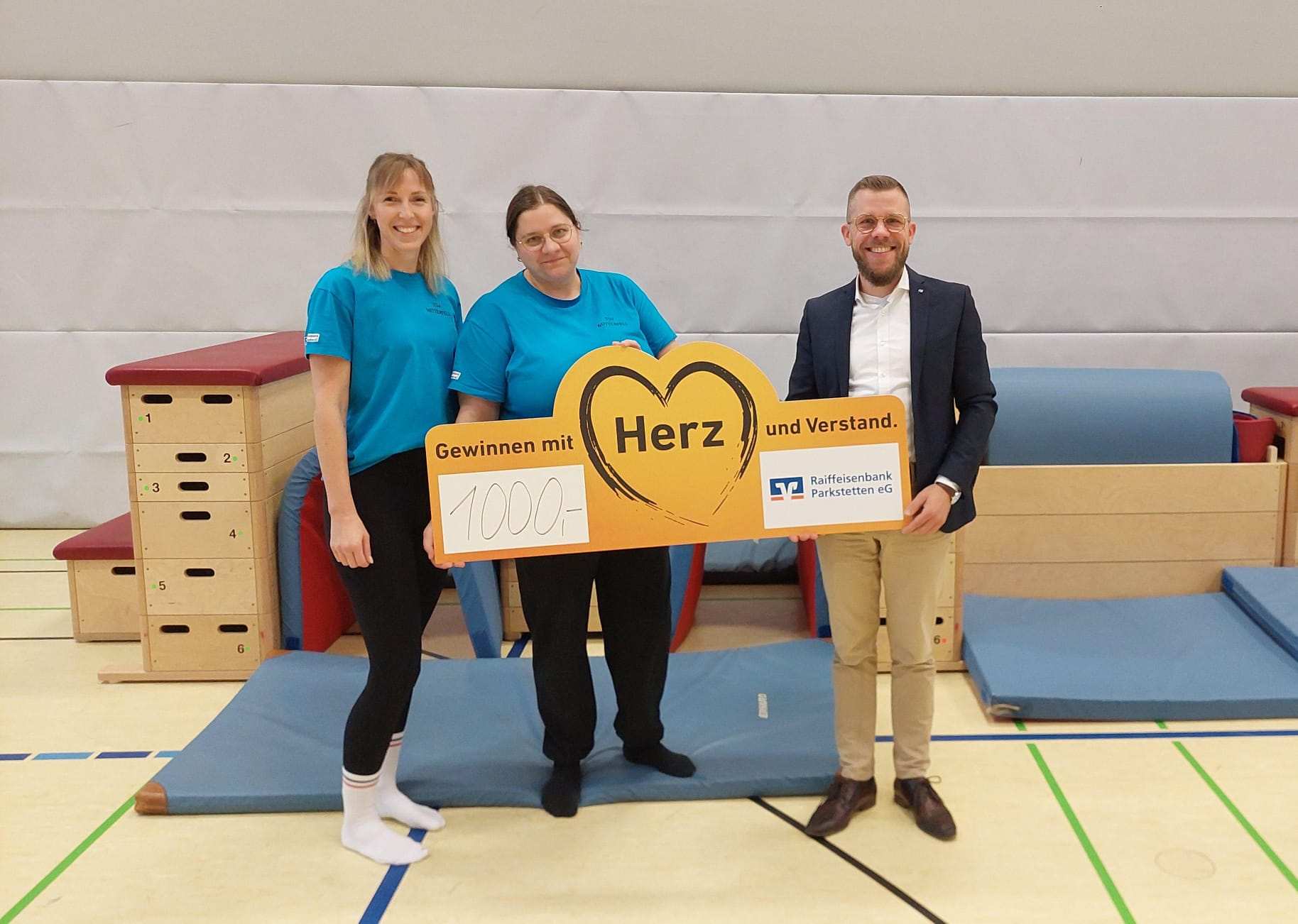 Kinderturnen-Abteilungsleiterinnen Julia Kernbichl und Lisa Steinführer, Raiffeisenbank Filialleiter Simon Schweiger Raiffeisenbank Parkstetten unterstützt das Kinderturnen des TSV Mitterfels